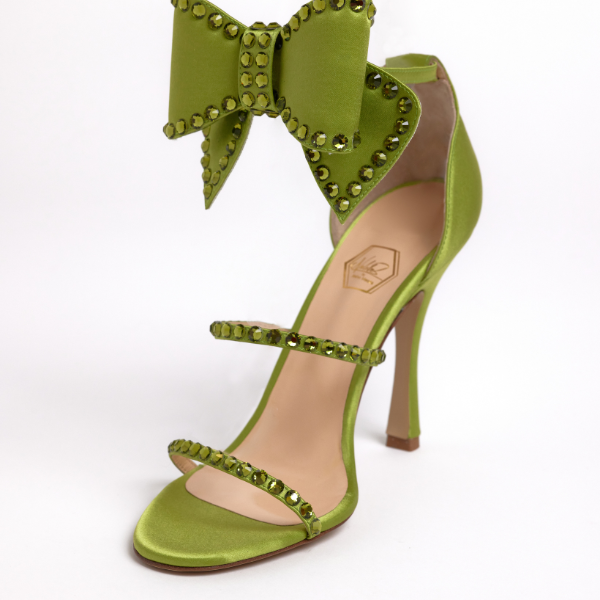 Side-positioned bow on designer green sandal

